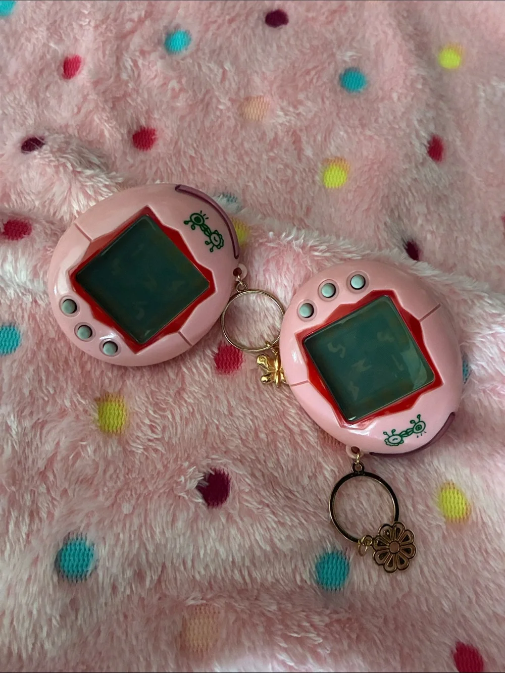 2004 Bandai Tamagotchi Plus (Tamagotchi Connection V1) w/Gold Key Rings & Charms
